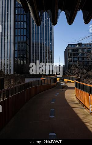 St Alphage Highwalk, Fußgängerweg mit Blick auf die Londoner Mauer, London EC2, City of London, England, Großbritannien Stockfoto