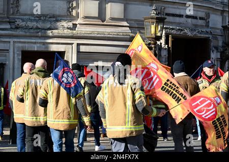 London, Großbritannien. Mitglieder der FBU versammelten sich vor der Methodist Centre Hall in Westminster, um auf Neuigkeiten über ihre Lohnverhandlungen zu warten. Die letzten Diskussionen finden statt, um Feuerwehrleuten ein faires Angebot zur Abwehr eines Streiks zu machen. Kredit: michael melia/Alamy Live News Stockfoto