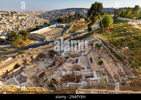 Jerusalem, Israel - 12. Oktober 2017: Archäologische Ausgrabungsstätte in der Nähe des Zionstors vor den Südmauern und der Ma'ale HaShalom Straße von Jerusalem Old Cit Stockfoto