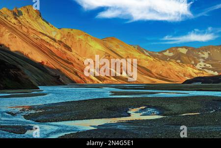 Wunderschöne isländische Landschaft in der Morgensonne, Tungnaa Fluss mit niedrigem Wasserstand, rote Berge - Landmannalaugar, Island Stockfoto
