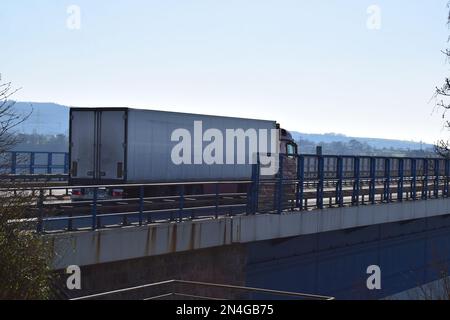 LKW-Verkehr auf der Moseltalbrücke Stockfoto