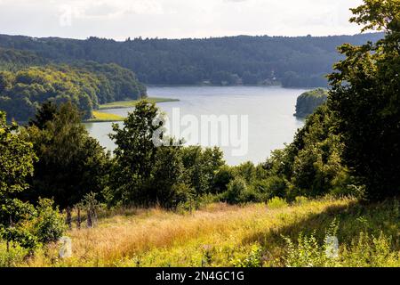 Panoramablick auf den See Jezioro Ostrzyckie mit Waldufer vom Jastrzebia Gora Hawk Mountain in Ostrzyce Dorf Kaschubia in Pommern r Stockfoto