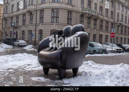 Der Skulpture Reader in einem Sessel ist aus Bronze. Touristenattraktionen der Stadt. Stockfoto