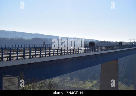 LKW-Verkehr auf der Moseltalbrücke Stockfoto