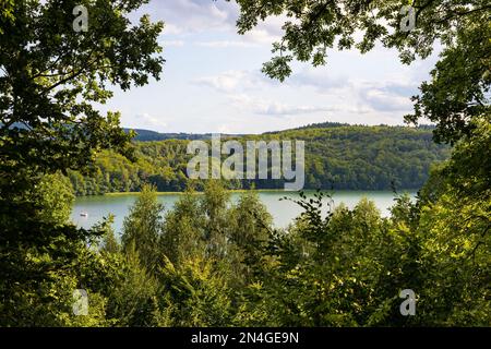 Panoramablick auf den See Jezioro Ostrzyckie mit Waldufer vom Jastrzebia Gora Hawk Mountain in Ostrzyce Dorf Kaschubia in Pommern r Stockfoto