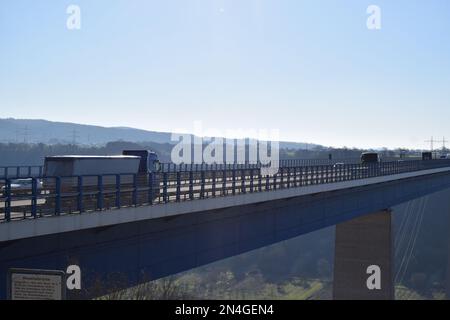 LKW-Verkehr auf der Moseltalbrücke Stockfoto