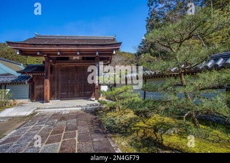 Eintritt zum buddhistischen Saihoji-Tempel aus dem 15. Jahrhundert (Kokedera), wo der berühmte Moosgarten mit mehr als 100 Moossorten liegt. Sonniger Tag im März Stockfoto