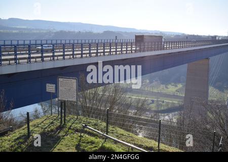 LKW-Verkehr auf der Moseltalbrücke Stockfoto