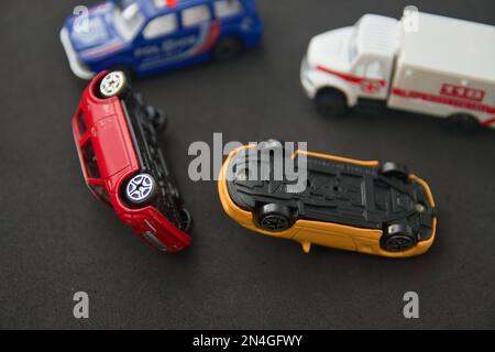 Erholung mit Miniaturautos eines Autounfalls, bei dem die Polizei und der Krankenwagen kommen, um den Verletzten zu helfen Stockfoto