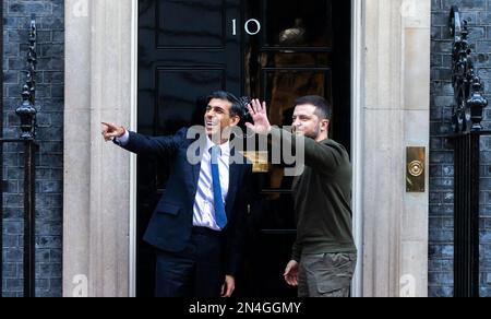 London, England, Großbritannien. 8. Februar 2023. Der britische Premierminister RISHI SUNAK begrüßt den ukrainischen Präsidenten VOLODYMYR ZELENSKYY 10 Downing Street bei einem Überraschungsbesuch im Vereinigten Königreich. Zelensky bittet das Vereinigte Königreich, der Ukraine Kampfflugzeuge zur Verfügung zu stellen. Sunak erklärte: „Nichts ist vom Tisch“ und Jets bleiben „Teil des Gesprächs“. Es ist Zelenskys erster Besuch in Großbritannien seit der Invasion Russlands in sein Land und seine zweite internationale Reise seit Kriegsbeginn. (Kreditbild: © Tayfun Salci/ZUMA Press Wire) NUR REDAKTIONELLE VERWENDUNG! Nicht für den kommerziellen GEBRAUCH! Stockfoto