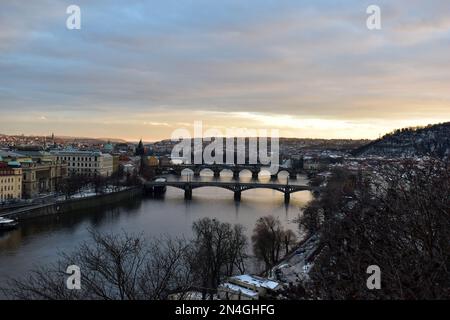 Brücken auf der Moldau, Prag, Tschechische Republik. Die in der Mitte ist die berühmte Karlsbrücke. Blick von den Gärten von Letna Stockfoto