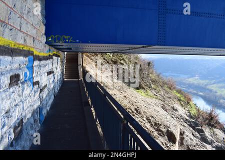 Kreuzung auf der unteren Seite der Moseltalbrücke Stockfoto