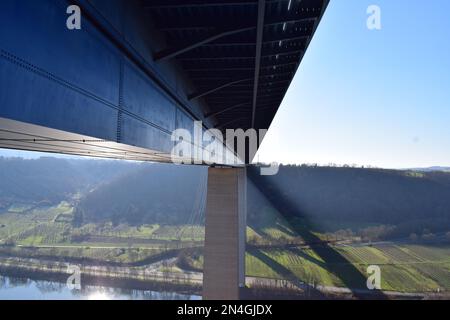 Untere Seite der Moseltalbrücke Stockfoto