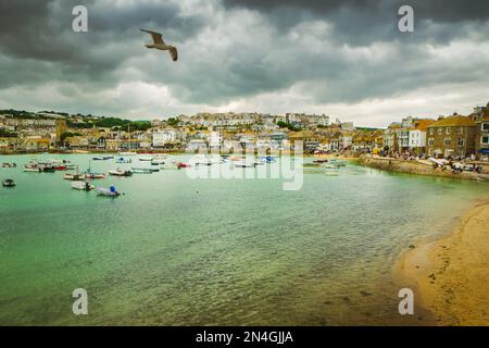Dramatische Wolkenlandschaft und malerisches Panorama am Strand der Küstenstadt St. Ives in Cornwall, England Stockfoto