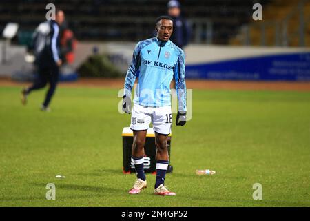 Dundee, Schottland, Großbritannien. 8. Februar 2023; Dens Park, Dundee, Schottland: SPFL Trust Football, Dundee gegen Raith Rovers; Zach Robinson von Dundee während der Aufwärmphase vor dem Spiel Credit: Action Plus Sports Images/Alamy Live News Stockfoto