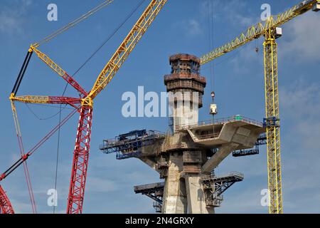 Krane transportieren Beton zum Hauptbrückenturm, bauen die New Corpus Christi Hafenbrücke, Corpus Christi, Texas. Stockfoto