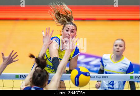 Schwerin, Deutschland. 08. Februar 2023. Volleyball, Frauen: CEV Cup, SSC Palmberg Schwerin – SDB Scandicci, Viertelfinale, Second Legs, ARENA Schwerin. Schwerins Lindsey Ruddins (M) dominiert im Netz gegen Yvon Belien (Front) von Scandicci. Kredit: Jens Büttner/dpa/Alamy Live News Stockfoto