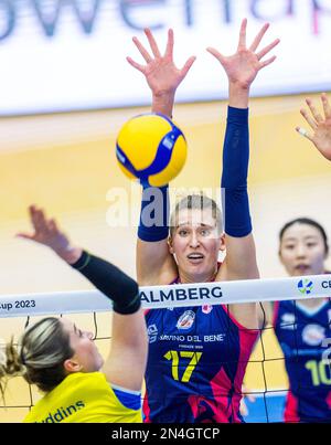 Schwerin, Deutschland. 08. Februar 2023. Volleyball, Frauen: CEV Cup, SSC Palmberg Schwerin – SDB Scandicci, Viertelfinale, Second Legs, ARENA Schwerin. Scandicci's Ekaterina Antropova (M) blockiert einen Ball von Schwerins Lindsey Ruddins (l) am Netz. Kredit: Jens Büttner/dpa/Alamy Live News Stockfoto