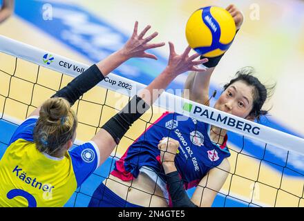 Schwerin, Deutschland. 08. Februar 2023. Volleyball, Frauen: CEV Cup, SSC Palmberg Schwerin – SDB Scandicci, Viertelfinale, Second Legs, ARENA Schwerin. Scandicci's Ting Zhu (r) dominiert im Netz gegen Schwerins Pia Kästner. Kredit: Jens Büttner/dpa/Alamy Live News Stockfoto