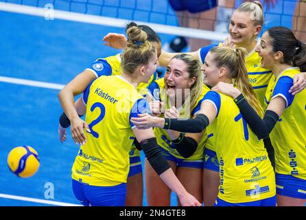 Schwerin, Deutschland. 08. Februar 2023. Volleyball, Frauen: CEV Cup, SSC Palmberg Schwerin – SDB Scandicci, Viertelfinale, Second Legs, ARENA Schwerin. Schwerins Lindsey Ruddins (M) jubelt mit ihren Teamkollegen, nachdem sie einen Punkt gewonnen hat. Kredit: Jens Büttner/dpa/Alamy Live News Stockfoto