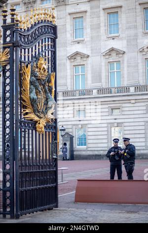 London, Vereinigtes Königreich - 8. Februar 2023: Polizei vor dem Buckingham-Palast in Vorbereitung auf den ersten Besuch von Präsident Zelensky im Vereinigten Königreich seit der russischen Invasion der Ukraine. Kredit: Sinai Noor/Alamy Live News Kredit: Sinai Noor/Alamy Live News Stockfoto