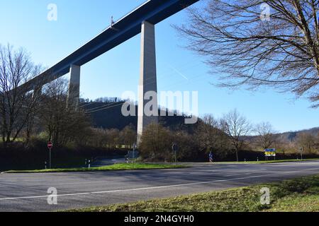 Moseltalbrücke mit Bauarbeiten an der unteren Seite Stockfoto