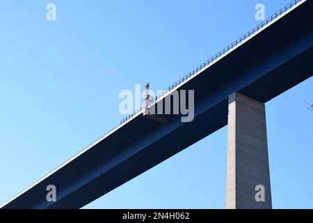 Moseltalbrücke mit Bauarbeiten an der unteren Seite Stockfoto