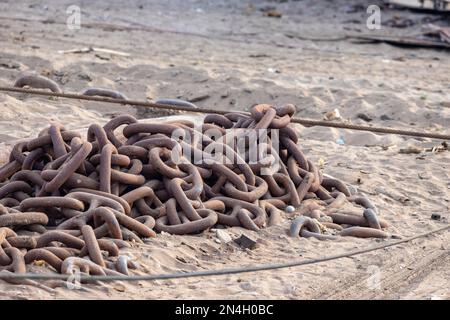 Eine riesige rostige Metallkette eines Schiffes, das Handelsschiffe gesichert hat Stockfoto