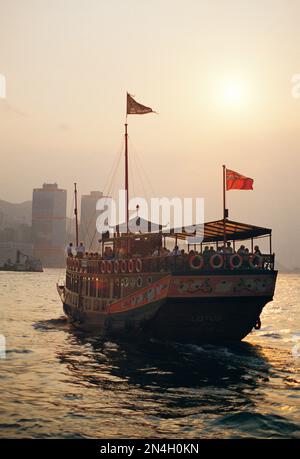 China. Hongkong. Chinesische Junk-Motorboot-Touristenkreuzfahrt im Hafen. Stockfoto