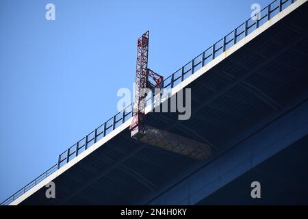 Reparaturwerkstatt unter der Moseltalbrücke Stockfoto