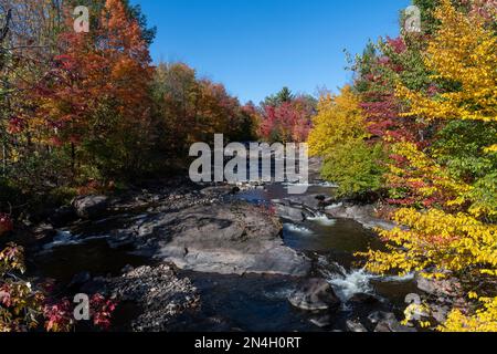 Herbstfarben in den Laurentians, Brownsburg-Chatham, Quebec, Kanada Stockfoto