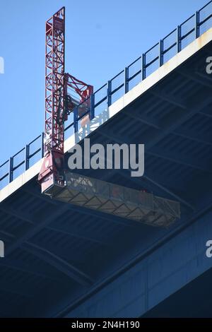 Reparaturwerkstatt unter der Moseltalbrücke Stockfoto