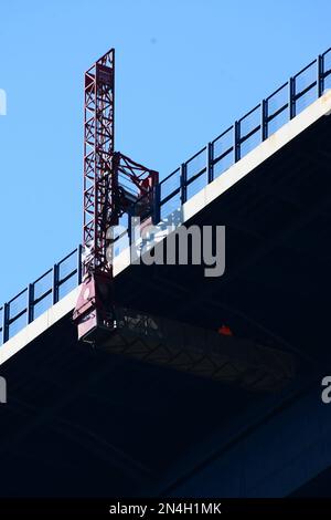 Reparaturwerkstatt unter der Moseltalbrücke Stockfoto