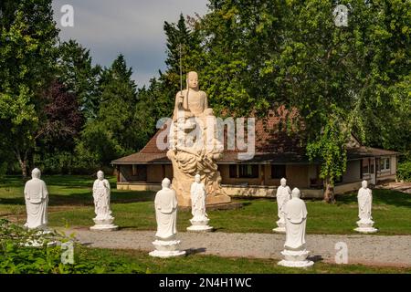 Ein Ksitigarbha in der Pagode Phàp-Vuong-Tù von Noyant d'Allier, ein buddhistischer Tempel im Herzen von Bourbonnais Stockfoto