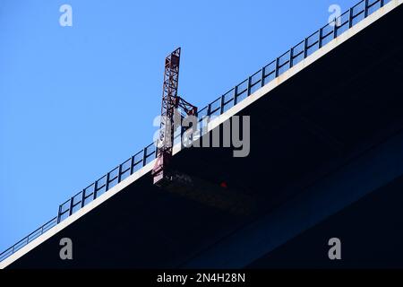 Reparaturwerkstatt unter der Moseltalbrücke Stockfoto