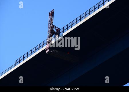 Reparaturwerkstatt unter der Moseltalbrücke Stockfoto