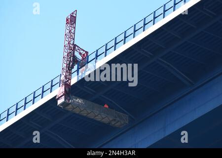 Reparaturwerkstatt unter der Moseltalbrücke Stockfoto