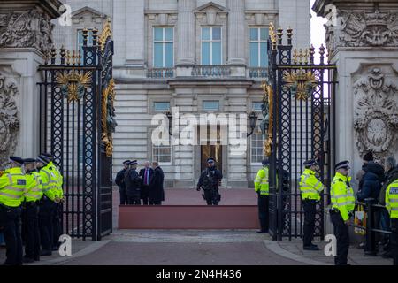 London, Vereinigtes Königreich - 8. Februar 2023: Polizei vor dem Buckingham-Palast in Vorbereitung auf den ersten Besuch von Präsident Zelensky im Vereinigten Königreich seit der russischen Invasion der Ukraine. Kredit: Sinai Noor/Alamy Live News Kredit: Sinai Noor/Alamy Live News Stockfoto