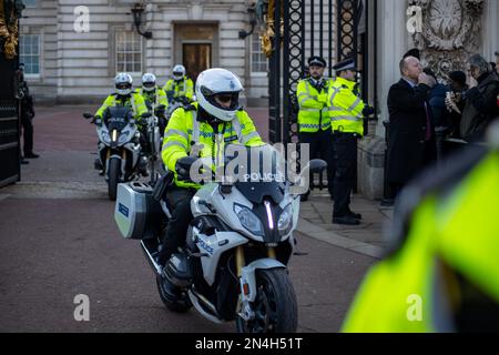 London, Vereinigtes Königreich - 8. Februar 2023: Polizei vor dem Buckingham-Palast in Vorbereitung auf den ersten Besuch von Präsident Zelensky im Vereinigten Königreich seit der russischen Invasion der Ukraine. Kredit: Sinai Noor/Alamy Live News Kredit: Sinai Noor/Alamy Live News Stockfoto