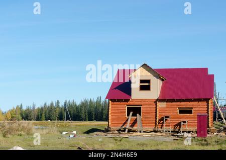 Die neue private Hütte wird in der unberührten Gegend in der Nähe des Sees und der wilden Taiga des nördlichen Waldes in Yakutia im Dorf S fertiggestellt Stockfoto