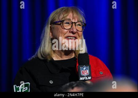 Phoenix, USA. 08. Februar 2023. Donna Kelce stellt Kommissar Roger Goodell auf seiner Super Bowl LVII-Pressekonferenz am 8. Februar 2023 im Phoenix Convention Center eine Frage. Der Super Bowl LVII findet am Sonntag, den 12. Februar 2023 zwischen den Kansas City Chiefs und den Philadelphia Eagles statt. (Foto: Anthony Behar/Sipa USA) Guthaben: SIPA USA/Alamy Live News Stockfoto