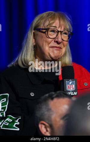 Phoenix, USA. 08. Februar 2023. Donna Kelce stellt Kommissar Roger Goodell auf seiner Super Bowl LVII-Pressekonferenz am 8. Februar 2023 im Phoenix Convention Center eine Frage. Der Super Bowl LVII findet am Sonntag, den 12. Februar 2023 zwischen den Kansas City Chiefs und den Philadelphia Eagles statt. (Foto: Anthony Behar/Sipa USA) Guthaben: SIPA USA/Alamy Live News Stockfoto