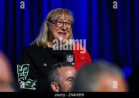 Phoenix, USA. 08. Februar 2023. Donna Kelce stellt Kommissar Roger Goodell auf seiner Super Bowl LVII-Pressekonferenz am 8. Februar 2023 im Phoenix Convention Center eine Frage. Der Super Bowl LVII findet am Sonntag, den 12. Februar 2023 zwischen den Kansas City Chiefs und den Philadelphia Eagles statt. (Foto: Anthony Behar/Sipa USA) Guthaben: SIPA USA/Alamy Live News Stockfoto