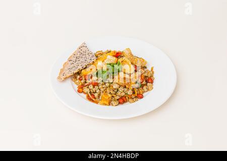 Hen xuc banh trang Hoi an, Babykorb-Muscheln mit Reispapier, vietnamesisches Essen isoliert auf weißem Hintergrund, perspektivischer Blick Stockfoto