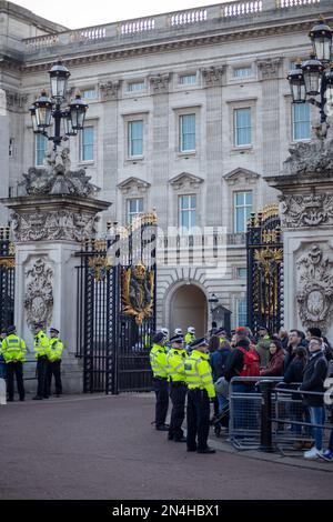 London, Vereinigtes Königreich - 8. Februar 2023: Polizei vor dem Buckingham-Palast in Vorbereitung auf den ersten Besuch von Präsident Zelensky im Vereinigten Königreich seit der russischen Invasion der Ukraine. Kredit: Sinai Noor/Alamy Live News Kredit: Sinai Noor/Alamy Live News Stockfoto