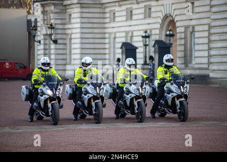 London, Vereinigtes Königreich - 8. Februar 2023: Polizei vor dem Buckingham-Palast in Vorbereitung auf den ersten Besuch von Präsident Zelensky im Vereinigten Königreich seit der russischen Invasion in der Ukraine. Kredit: Sinai Noor/Alamy Live News Kredit: Sinai Noor/Alamy Live News Stockfoto