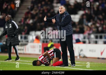 Tony Mowbray, Manager von Sunderland, an der Kontaktlinie während der vierten Wiederholung des FA-Pokals im Stadium of Light, Sunderland. Bilddatum: Mittwoch, 8. Februar 2023. Stockfoto