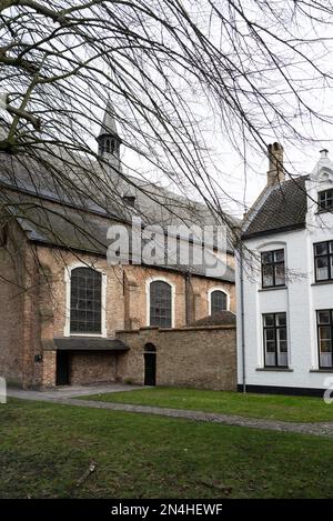 BRÜGGE, BELGIEN – 3. Januar 2019: Kanäle, Dächer und Fassaden der Stadt, die zum historischen Erbe erklärt wurde Stockfoto