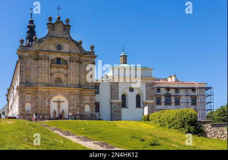 Swieety Krzyz, Polen - 5. Juni 2022: Lysa Gora, Swieety Krzyz Berg mit mittelalterlicher Benediktinerabtei und Wallfahrtskirche in Swietokrzyskie Stockfoto