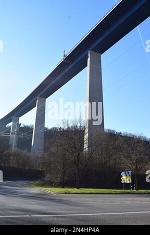 Moseltalbrücke mit Bauarbeiten an der unteren Seite Stockfoto